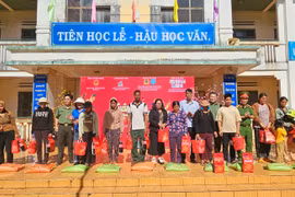 Ban tổ chức trao 107 suất quà Tết cho người dân có hoàn cảnh khó khăn tại Phiên chợ Tết 2026 ở xã Ia Dơk. Ảnh: Ngọc Duy