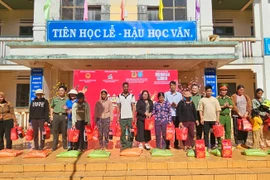 Ban tổ chức trao 107 suất quà Tết cho người dân có hoàn cảnh khó khăn tại Phiên chợ Tết 2026 ở xã Ia Dơk. Ảnh: Ngọc Duy