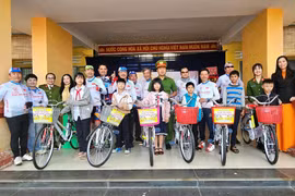 Tuyên truyền an toàn giao thông và trao xe đạp cho học sinh khó khăn Trường Tiểu học Bùi Dự