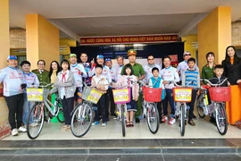 Tuyên truyền an toàn giao thông và trao xe đạp cho học sinh khó khăn Trường Tiểu học Bùi Dự