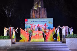 Tiết mục hát múa “Tuổi xuân dâng Đảng” được dàn dựng công phu tại đêm thơ Nguyên tiêu với chủ đề “Xuân giao hòa”. Ảnh: Ngọc Duy