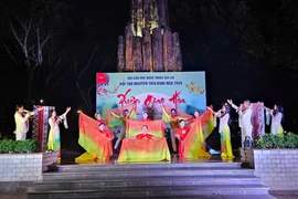 Tiết mục hát múa “Tuổi xuân dâng Đảng” được dàn dựng công phu tại đêm thơ Nguyên tiêu với chủ đề “Xuân giao hòa”. Ảnh: Ngọc Duy