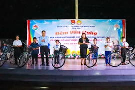 Ban tổ chức trao 6 chiếc xe đạp cho các em học sinh có hoàn cảnh khó khăn tại xã Ia Hiao. Ảnh: ĐVCC