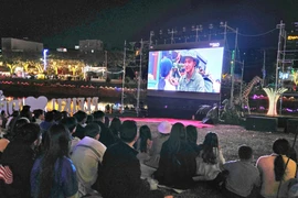  Đông đảo người dân và du khách đến xem bộ phim Mưa đỏ tại khu vực Phố đêm Chợ Nhỏ. Ảnh: Ngọc Duy