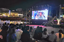  Đông đảo người dân và du khách đến xem bộ phim Mưa đỏ tại khu vực Phố đêm Chợ Nhỏ. Ảnh: Ngọc Duy