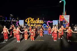 Chương trình biểu diễn “Âm nhạc đường phố” mang đến hơn 20 tiết mục văn nghệ đặc sắc. 