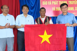 Báo và phát thanh, truyền hình Gia Lai kết nghĩa với buôn Ngôl và buôn Choanh, xã Uar.