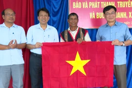 Báo và phát thanh, truyền hình Gia Lai kết nghĩa với buôn Ngôl và buôn Choanh, xã Uar.