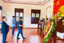 Phó Bí thư Tỉnh ủy Nguyễn Ngọc Lương dâng hương Anh hùng liệt sĩ Đỗ Trạc và các liệt sĩ tại xã Cửu An