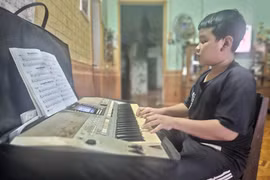 Học nhạc cụ: Niềm vui ngày hè của học sinh Gia Lai