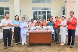 Khám bệnh, cấp thuốc và tặng 200 suất quà cho người dân xã Ia Khươl