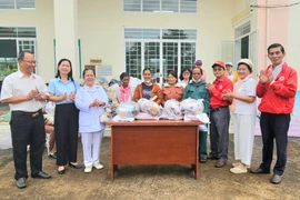 Khám bệnh, cấp thuốc và tặng 200 suất quà cho người dân xã Ia Khươl