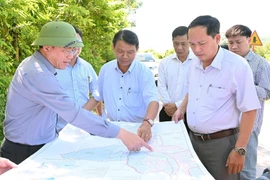 Chủ tịch UBND tỉnh Phạm Anh Tuấn khảo sát địa điểm được quy hoạch xây dựng một số dự án của xã An Lão. 