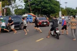 Xác minh vụ giám đốc công ty kinh doanh trông giữ xe tố bị nhóm thanh niên hành hung