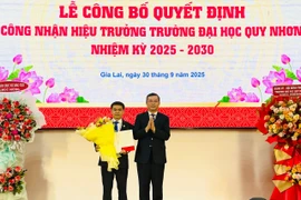Thứ trưởng Bộ Giáo dục và Đào tạo Nguyễn Văn Phúc trao quyết định, tặng hoa chúc mừng PGS.TS. Đoàn Đức Tùng. 