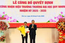 Thứ trưởng Bộ Giáo dục và Đào tạo Nguyễn Văn Phúc trao quyết định, tặng hoa chúc mừng PGS.TS. Đoàn Đức Tùng. 