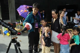 Các bạn nhỏ tỏ ra thích thú với hoạt động quan sát bầu trời đêm bằng kính thiên văn hiện đại