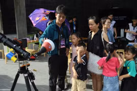 Các bạn nhỏ tỏ ra thích thú với hoạt động quan sát bầu trời đêm bằng kính thiên văn hiện đại
