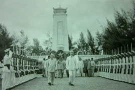 Bác Hồ cùng các đồng chí lãnh đạo Đảng, Nhà nước tới đặt vòng hoa viếng các liệt sĩ tại Nghĩa trang Mai Dịch, Hà Nội.