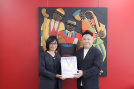 Phó Chủ tịch UBND tỉnh Nguyễn Thị Thanh Lịch tặng quà của tỉnh Gia Lai cho đại diện Công ty Marubeni Lumber.