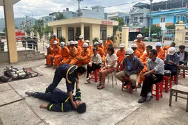 Tập huấn kỹ năng phòng cháy, ứng phó tình huống khẩn cấp và sơ cấp cứu cho cán bộ, nhân viên ngành Điện. Ảnh: N.L