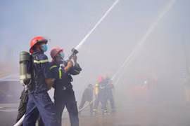 Lực lượng Cảnh sát PCCC-CNCH (Công an tỉnh) tham gia diễn tập. Ảnh: Đoàn Bình