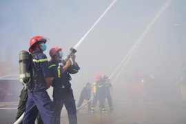 Lực lượng Cảnh sát PCCC-CNCH (Công an tỉnh) tham gia diễn tập. Ảnh: Đoàn Bình