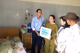 Hội Bảo trợ bệnh nhân nghèo tỉnh Gia Lai trao tiền hỗ trợ phẫu thuật cho bệnh nhân