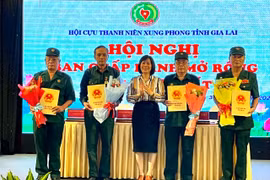 Ban Chấp hành Hội Cựu TNXP tỉnh Gia Lai ra mắt tại hội nghị. Ảnh: Bảo Long