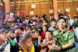 Tặng quà cho trẻ em ở xã Vĩnh Sơn.