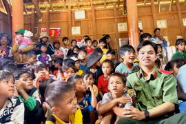 Tặng quà cho trẻ em ở xã Vĩnh Sơn.