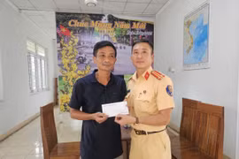 Cảnh sát giao thông kịp thời giúp đỡ tài xế bị xuất huyết não trong lúc đang lái xe