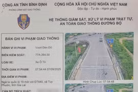 Ô tô vượt đèn đỏ vào sáng 7-9, tại một giao lộ trên địa bàn xã Tuy Phước.