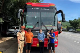 Gia đình anh Bình được lực lượng CSGT và nhà xe Hoàng Long - Hưng Cường hỗ trợ di chuyển vào Nam chữa bệnh.