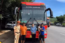 Gia đình anh Bình được lực lượng CSGT và nhà xe Hoàng Long - Hưng Cường hỗ trợ di chuyển vào Nam chữa bệnh.