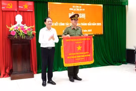 Đồng chí Phạm Anh Tuấn trao Bằng khen của Thủ tướng chính phủ cho Văn phòng Công an tỉnh.