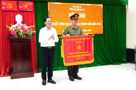 Đồng chí Phạm Anh Tuấn trao Bằng khen của Thủ tướng chính phủ cho Văn phòng Công an tỉnh.