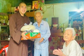 Chùa Huệ Khánh tặng quà cho 50 hộ gia đình có hoàn cảnh khó khăn