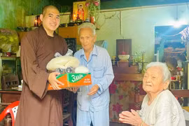 Chùa Huệ Khánh tặng quà cho 50 hộ gia đình có hoàn cảnh khó khăn