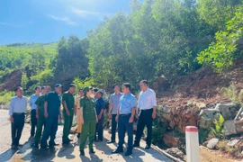 Tổ kiểm tra số 3 kiểm tra điểm có nguy cơ sạt lở tại Km11, đường liên xã An Lão-An Vinh. Ảnh: Phi Long
