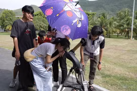 Các bạn trẻ hào hứng tham gia hoạt động trải nghiệm STEM thiên văn