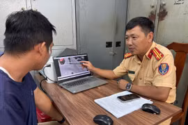 Cán bộ Phòng Cảnh sát giao thông phân tích, chỉ rõ hành vi vi phạm của tài xế nhà xe Tân Quang Dũng.