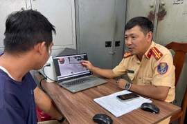 Cán bộ Phòng Cảnh sát giao thông phân tích, chỉ rõ hành vi vi phạm của tài xế nhà xe Tân Quang Dũng.