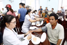 Khám bệnh cho người dân xã Bình Hiệp