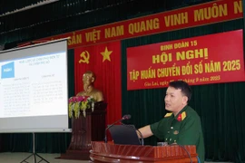 Cán bộ Văn phòng Binh đoàn 15 báo cáo chuyên đề trọng tâm về chuyển đổi số. 