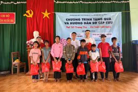 Tặng quà trung thu cho trẻ em tại chương trình