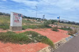 Các đối tượng sơn vẽ lên tất cả vị trí thuận lợi, bất chấp gây mất mỹ quan tại các làng chài. Ảnh: Q.T