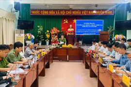 Thượng tá Ksor H’Bơ Khắp làm việc với lãnh đạo các xã, phường phía Đông tỉnh về công tác phòng, chống thiên tai. Ảnh: Phi Long