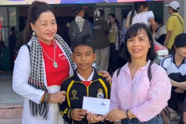 Tặng quà cho học sinh tại chương trình.