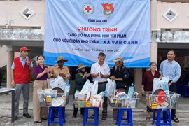 Tặng 150 suất quà cho các gia đình khó khăn ở xã Vân Canh.